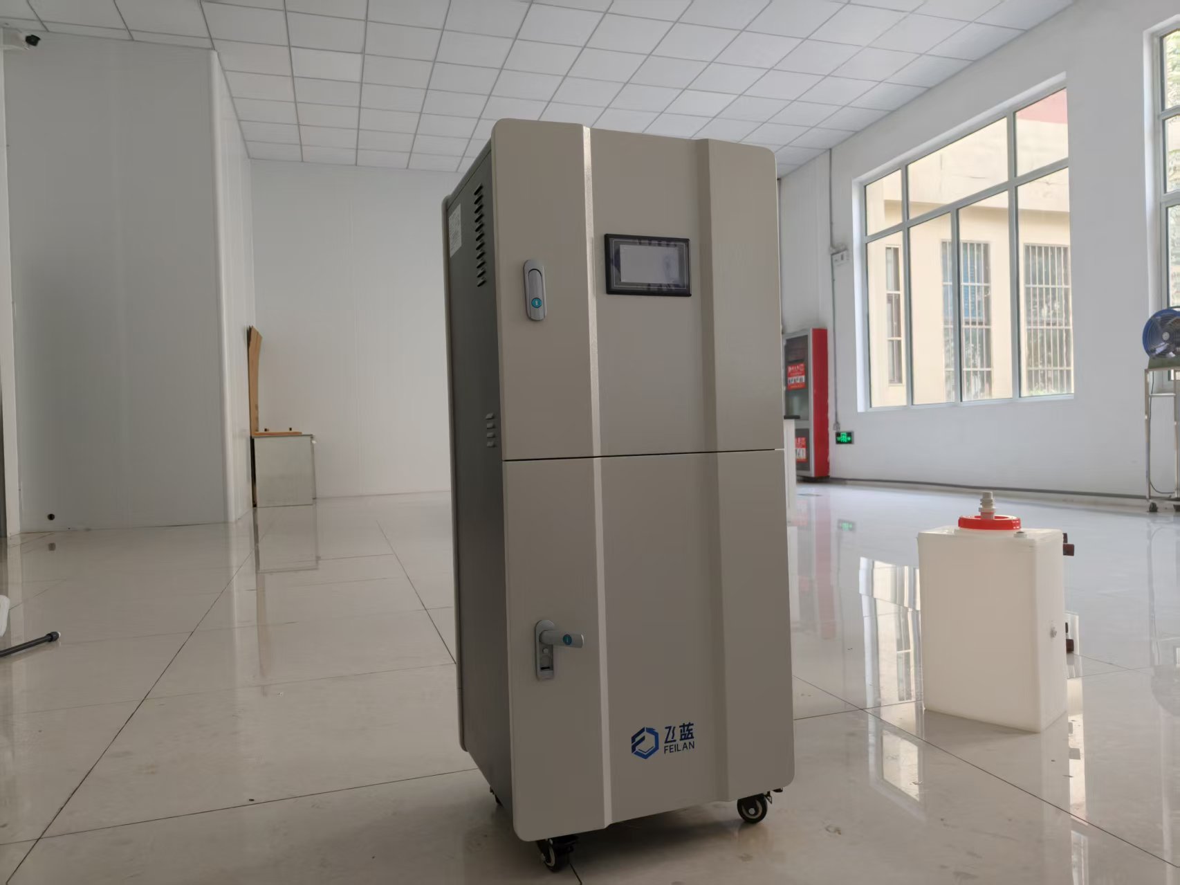 飛藍(lán)堿性電解水機(jī)設(shè)備調(diào)試完成，客戶自提